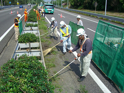 草刈作業（中央分離帯）